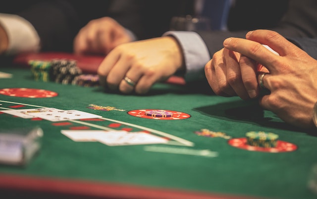 How Does Online Casino Ease Gambling Process?